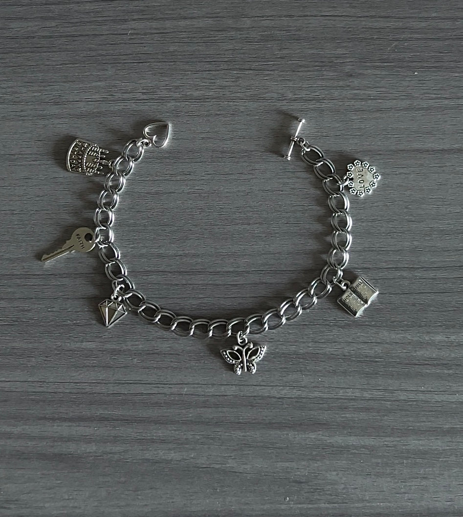 6 Charm Mystery Charm Bracelet🎃🎀🚨WAS $10🚨